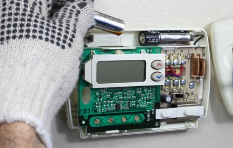 what happens if thermostat battery dies