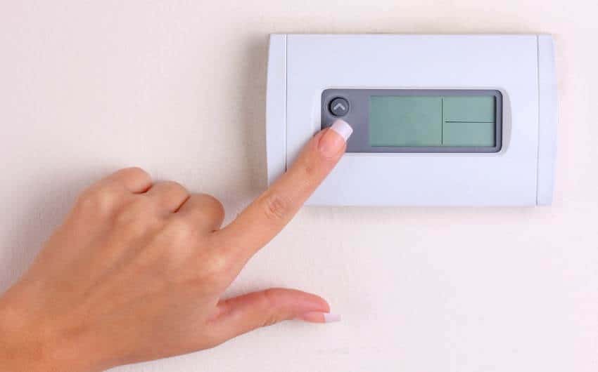 why thermostat goes blank then comes back on