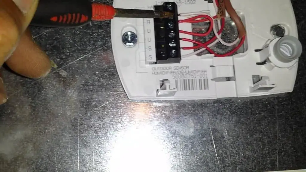 Ways of wiring a humidistat to a thermostat
