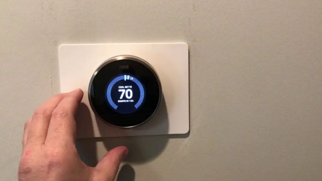 does turning down thermostat at night save money