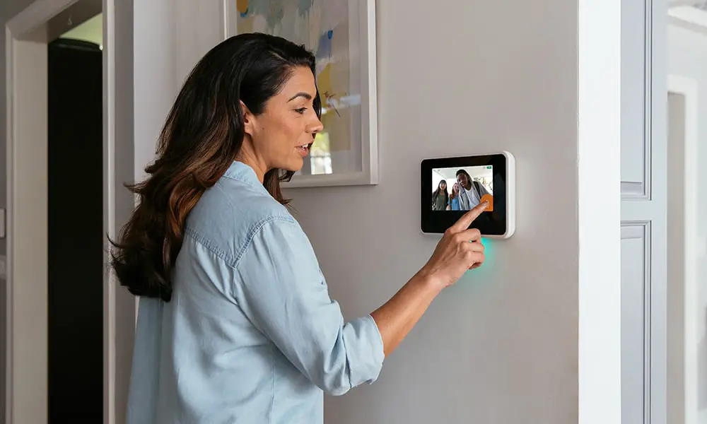 Why do most people prefer using HOOBs to connect with Vivint